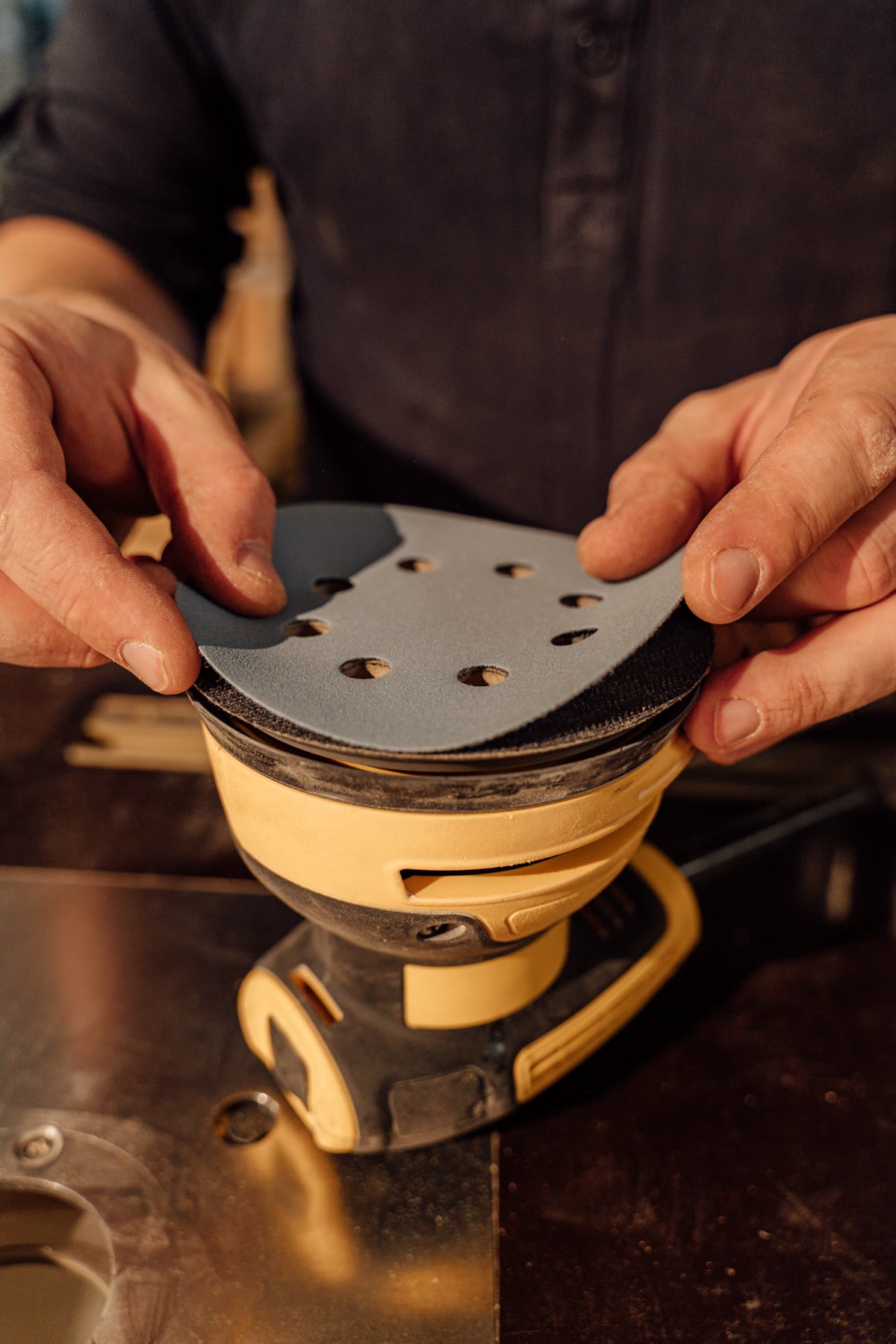 Fitting a sanding disc onto a DA orbital sander